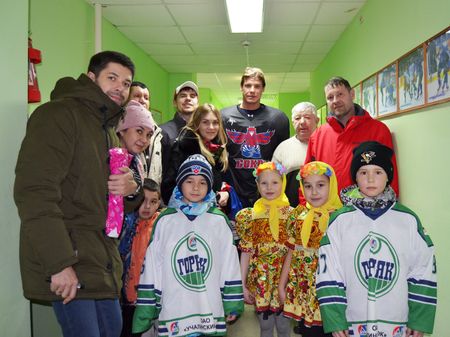 Сёмин с болельщиками Горняка 16022018.jpg